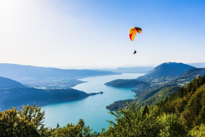 Parapente au dessus du lac d'Annecy